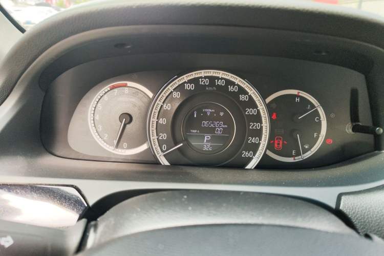 Used Honda Accord 2016 2.0L Comfort Edition Odometer Close Up