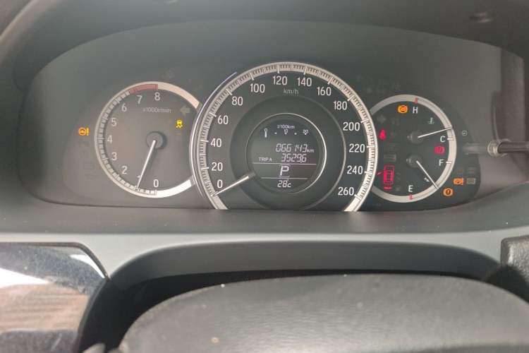 Used Honda Accord 2016 2.0L Luxury Edition Odometer Close Up