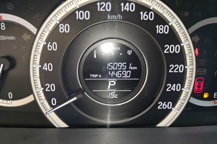 Used Honda Accord 2016 2.0L Comfort Edition Odometer Close Up