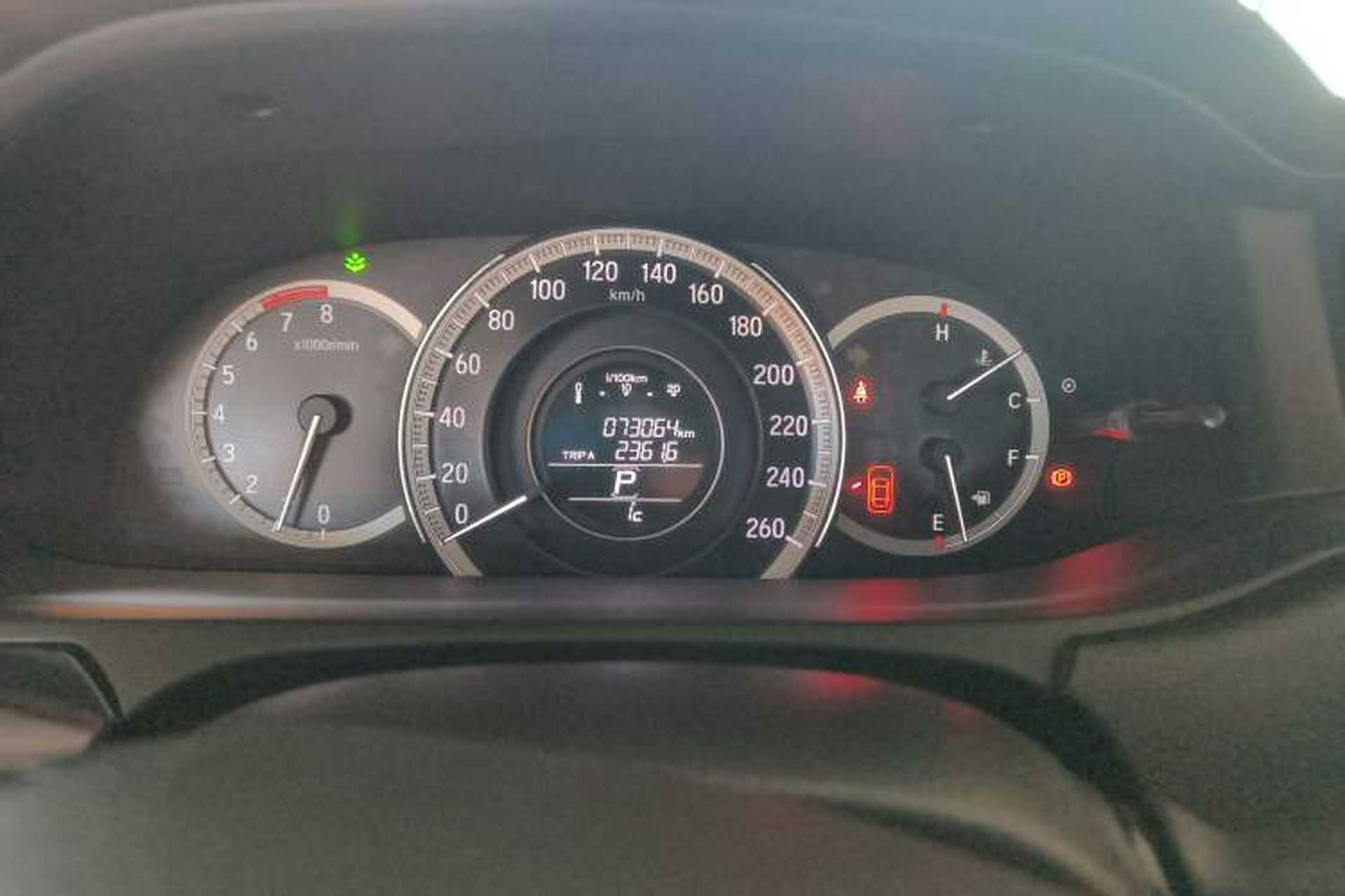 Used Honda Accord 2016 2.0L Comfort Edition Odometer Close Up