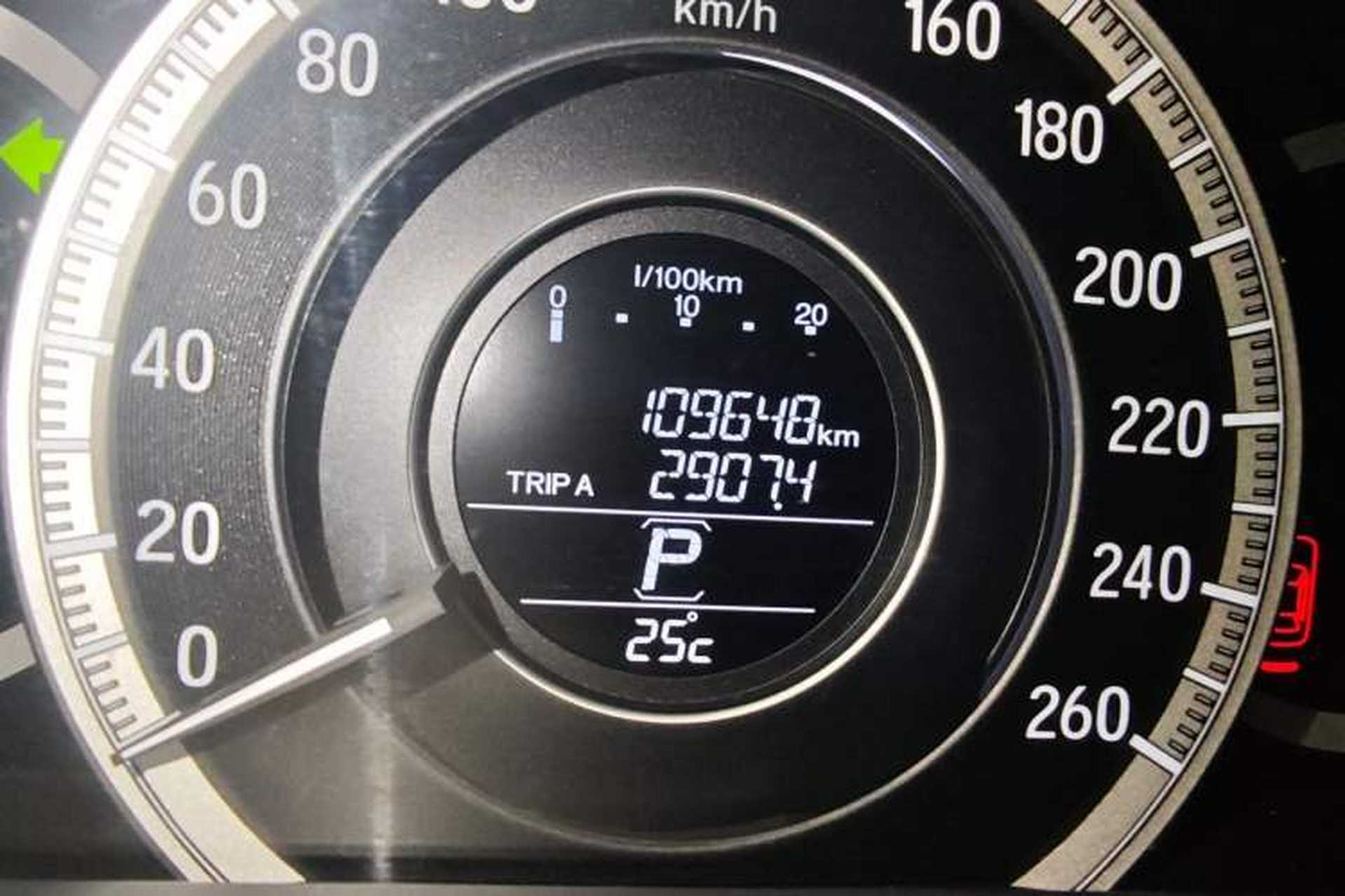 Used Honda Accord 2016 2.0L Comfort Edition Odometer Close Up