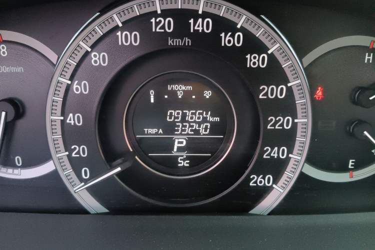 Used Honda Accord 2016 2.0L Comfort Edition Odometer Close Up