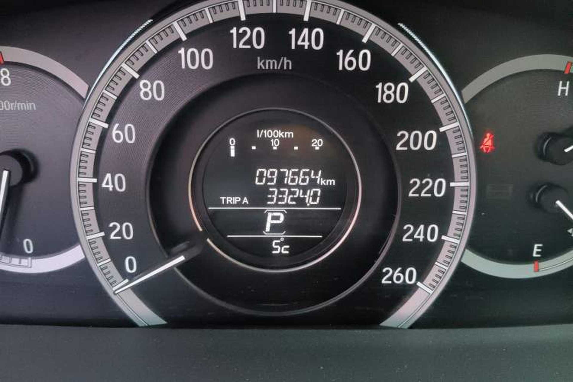 Used Honda Accord 2016 2.0L Comfort Edition Odometer Close Up