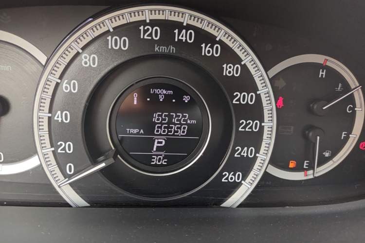 Used Honda Accord 2016 2.0L Comfort Edition Odometer Close Up