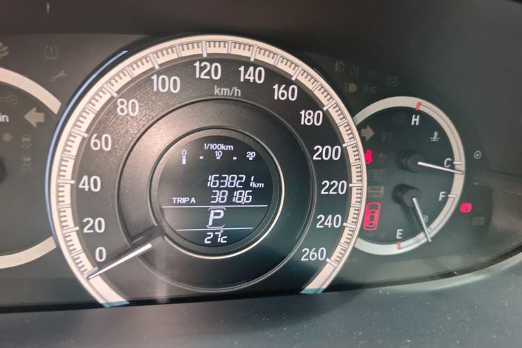 Used Honda Accord 2016 2.4L Luxury Edition Odometer Close Up