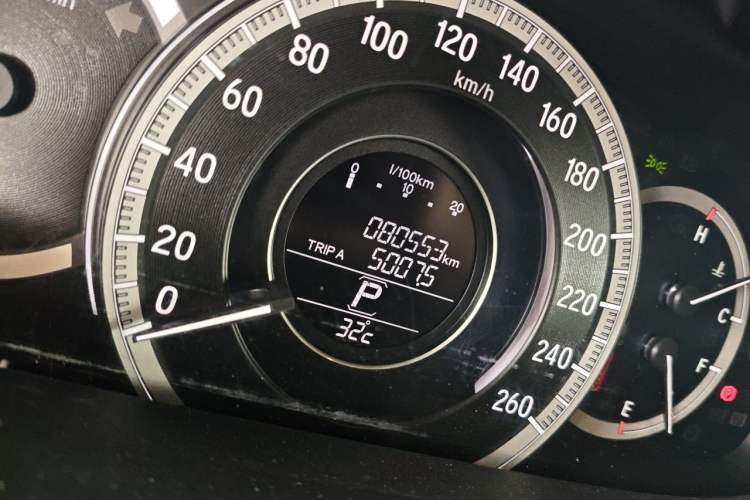 Used Honda Accord 2016 2.4L Comfort Edition Odometer Close Up