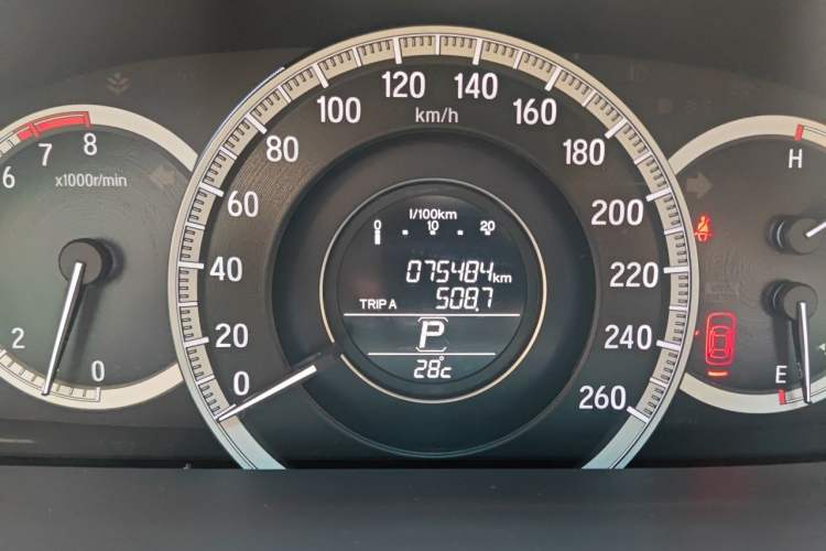 Used Honda Accord 2016 2.0L Luxury Edition Odometer Close Up