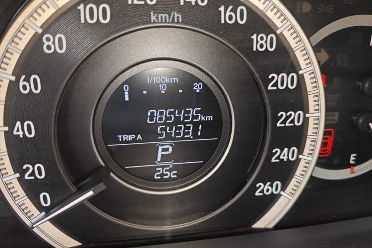 Used Honda Accord 2016 2.0L Comfort Edition Odometer Close Up
