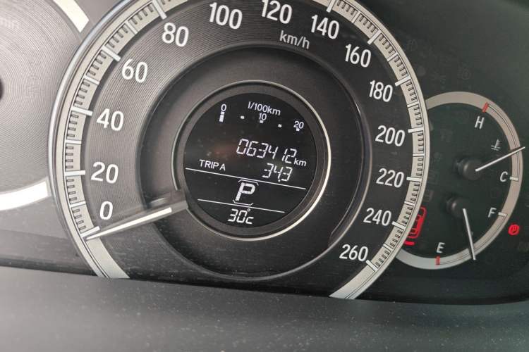Used Honda Accord 2016 2.0L Comfort Edition Odometer Close Up