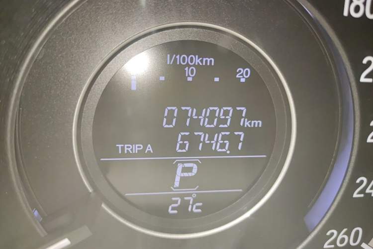 Used Honda Accord 2016 2.0L Comfort Edition Odometer Close Up