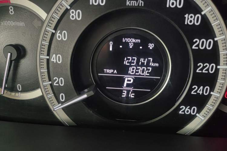 Used Honda Accord 2016 2.0L Comfort Edition Odometer Close Up