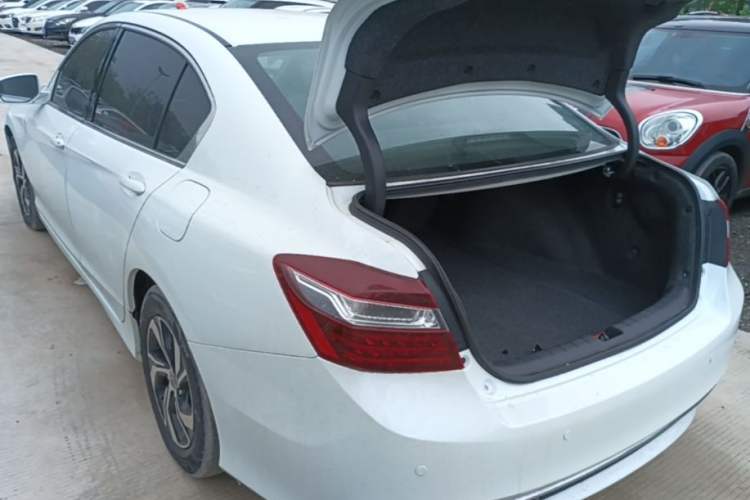 Used Honda Accord 2016 2.0L Luxury Edition Rear Left 45 Deg