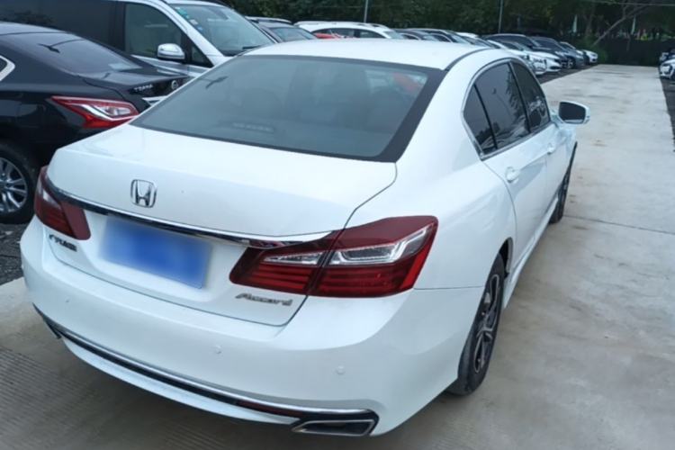 Used Honda Accord 2016 2.0L Luxury Edition Rear Right 45 Deg