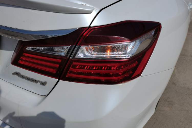 Used Honda Accord 2016 2.0L Comfort Edition Right Rear Taillight