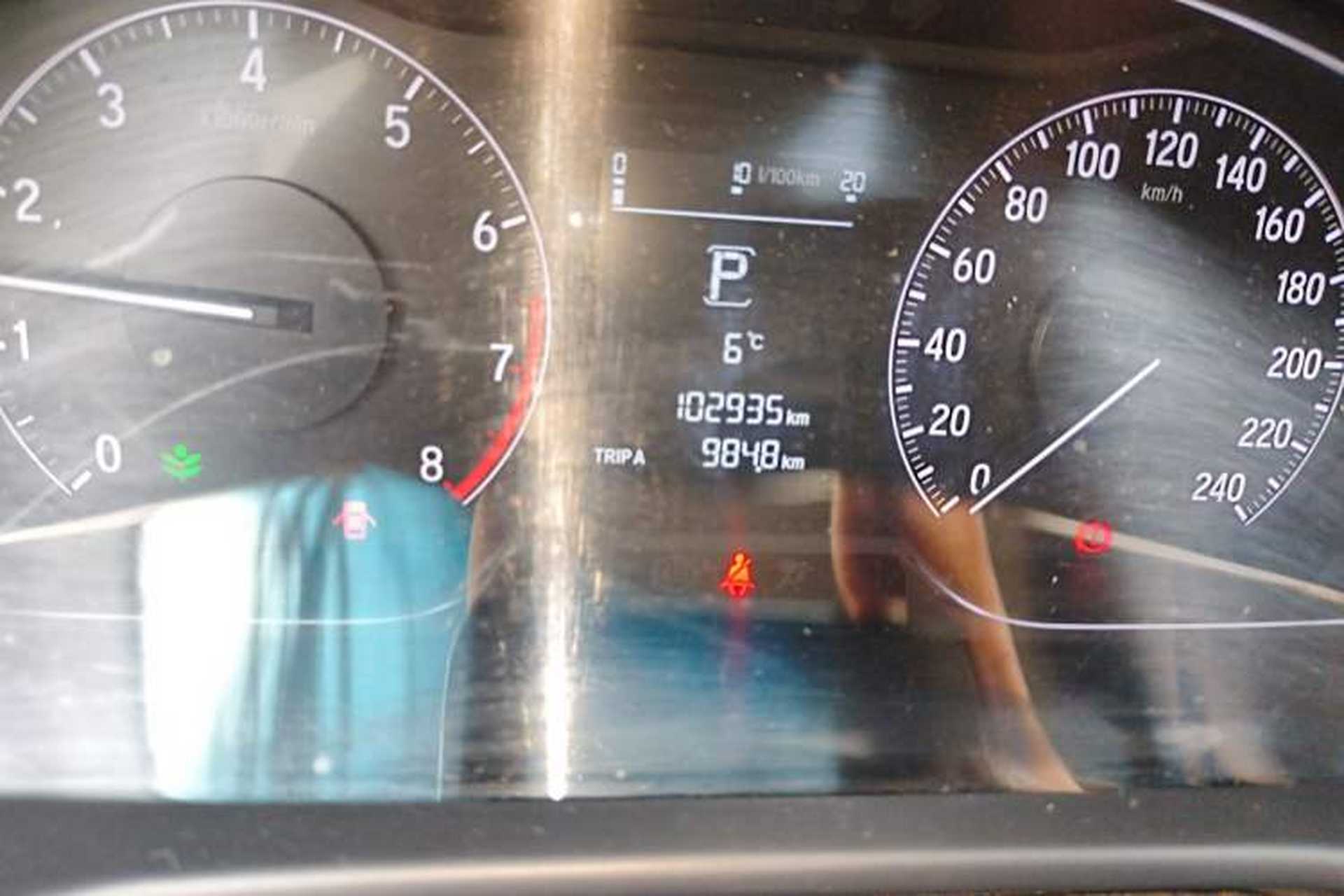 Used Honda Accord 2018 230TURBO Comfort Edition China VI Emission Standard Odometer Close Up