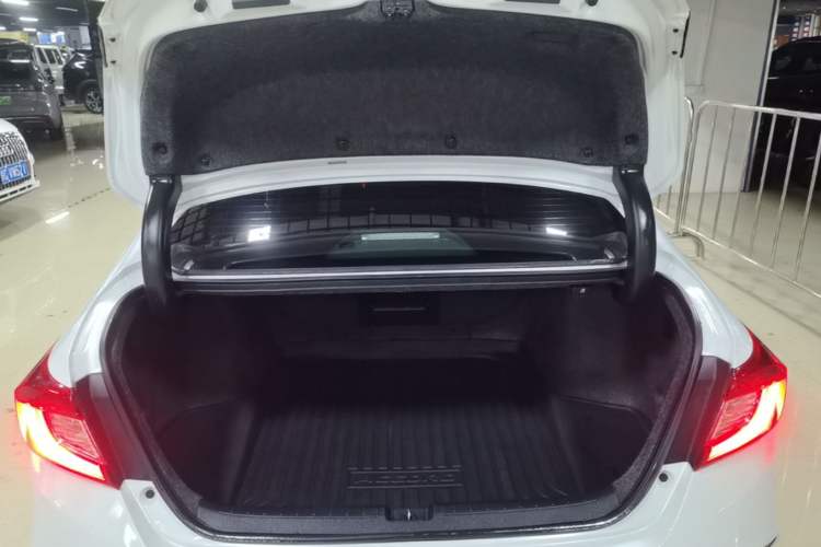 Used Honda Accord 2018 260TURBO Elite Edition China VI Trunk