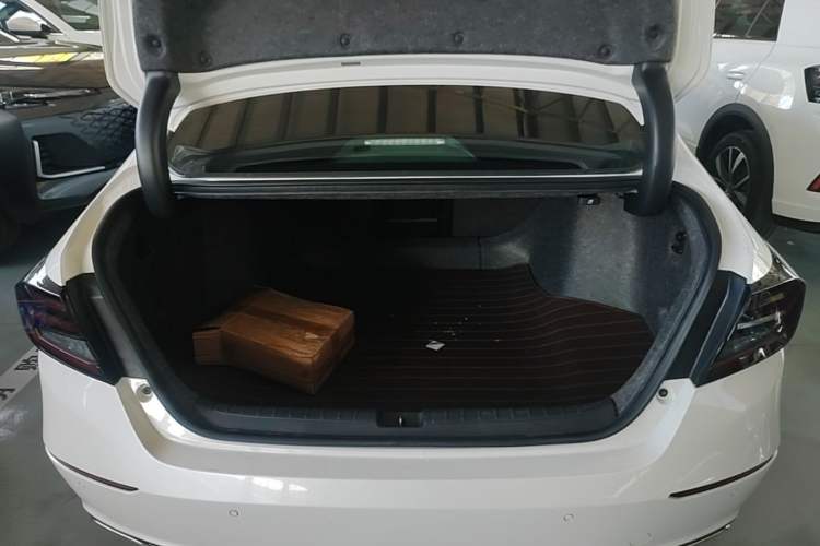 Used Honda Accord 2018 260TURBO Elite Edition China VI Trunk
