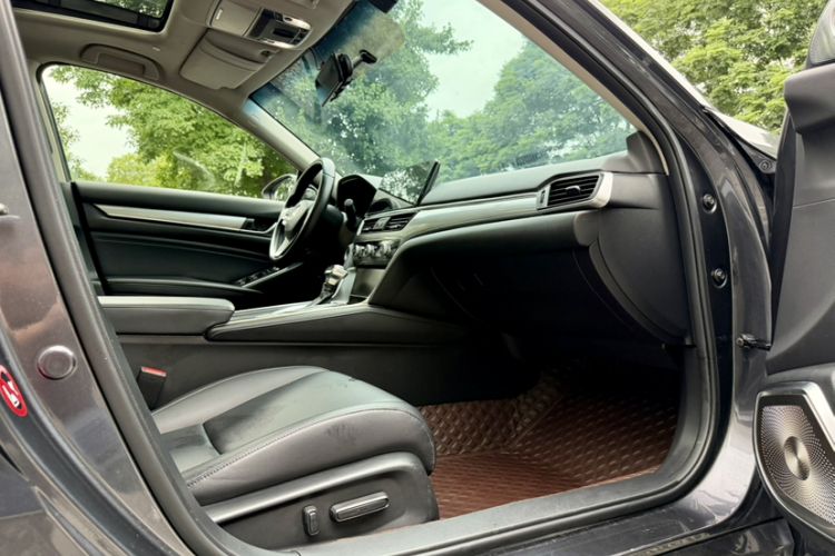 Used Honda Accord 2022 260TURBO Luxury Edition Right Front Seat