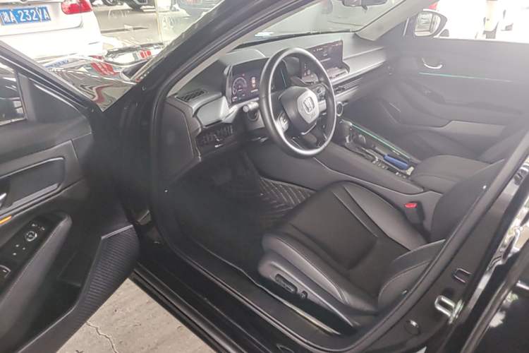 Used Honda Accord 2025 Sport Series 260TURBO Luxury Edition Driver Seat