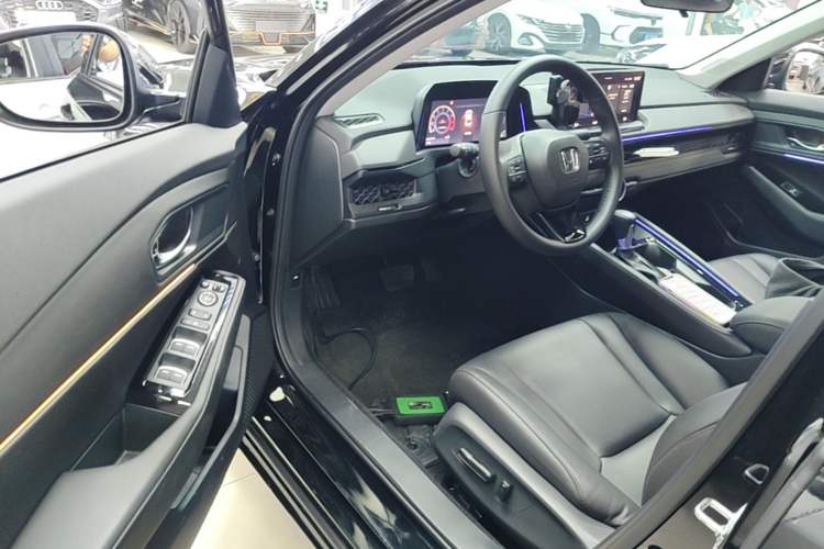 Used Honda Accord 2025 Sport Series 260TURBO Luxury Edition Driver Seat