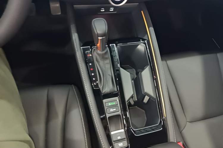 Used Honda Accord 2025 Sport Series 260TURBO Luxury Edition Gear Lever