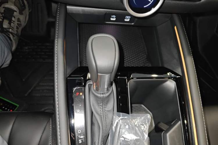 Used Honda Accord 2025 Sport Series 260TURBO Luxury Edition Gear Lever