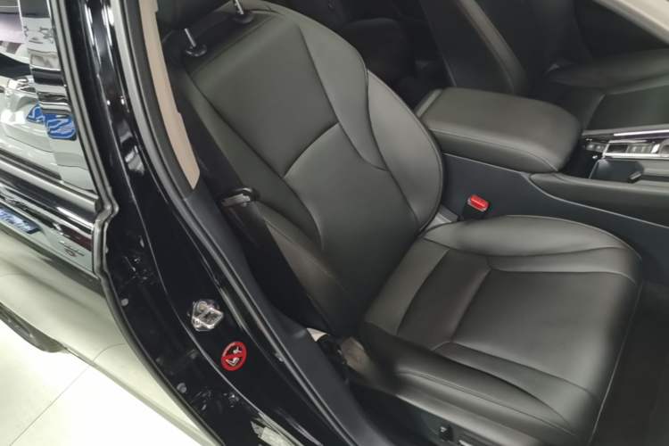Used Honda Accord 2025 Sport Series 260TURBO Luxury Edition Right Front Seat