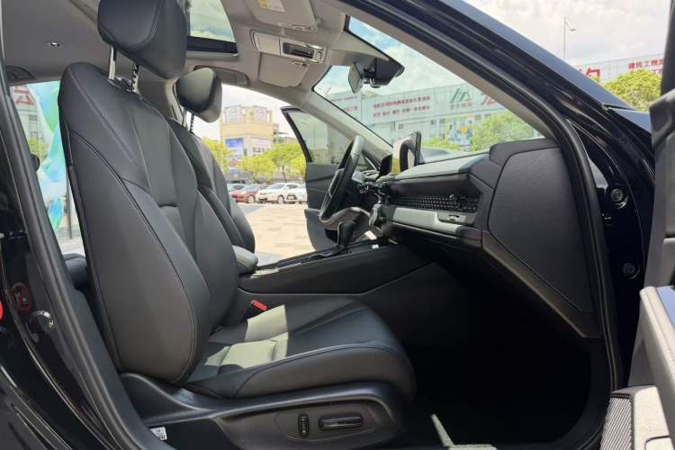 Used Honda Accord 2025 Sport Series 260TURBO Luxury Edition Right Front Seat