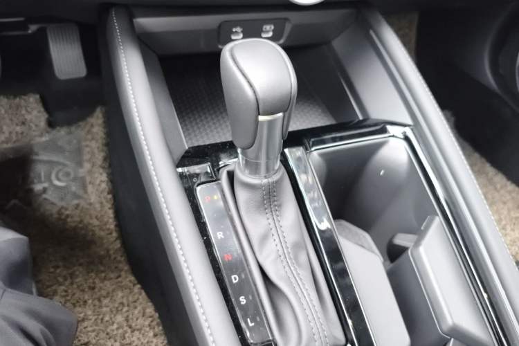 Used Honda Accord 2025 Sport Series 260TURBO Luxury Edition Gear Lever