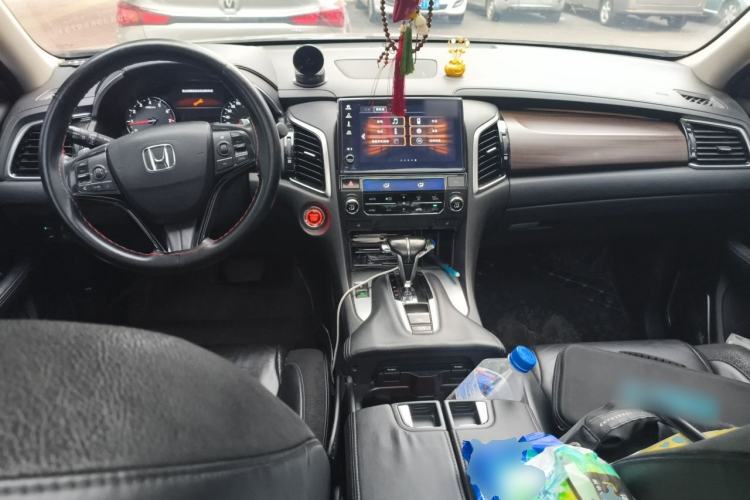Used Honda Avancier 2017 240TURBO Two-Wheel Drive Premium Edition Center Console
