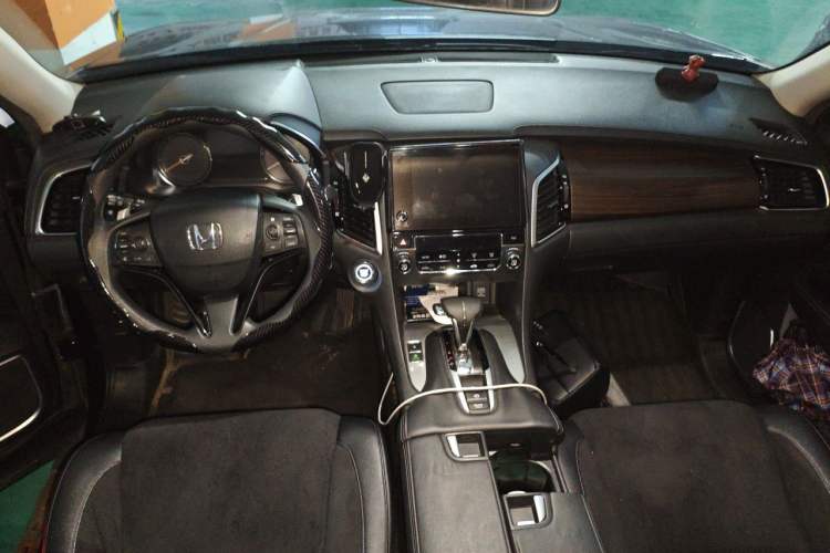 Used Honda Avancier 2017 240TURBO Two-Wheel Drive Elite Edition Center Console