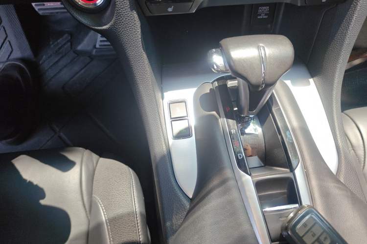 Used Honda Avancier 2017 240TURBO Two-Wheel Drive Premium Edition Gear Lever