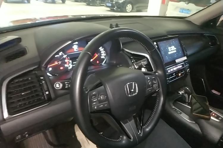 Used Honda Avancier 2017 240TURBO Two-Wheel Drive Luxury Edition Center Console