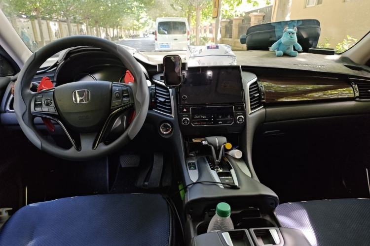 Used Honda Avancier 2017 240TURBO Two-Wheel Drive Elite Edition Center Console