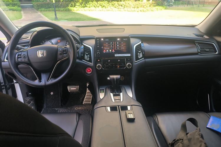 Used Honda Avancier 2017 240TURBO Two-Wheel Drive Premium Edition Center Console