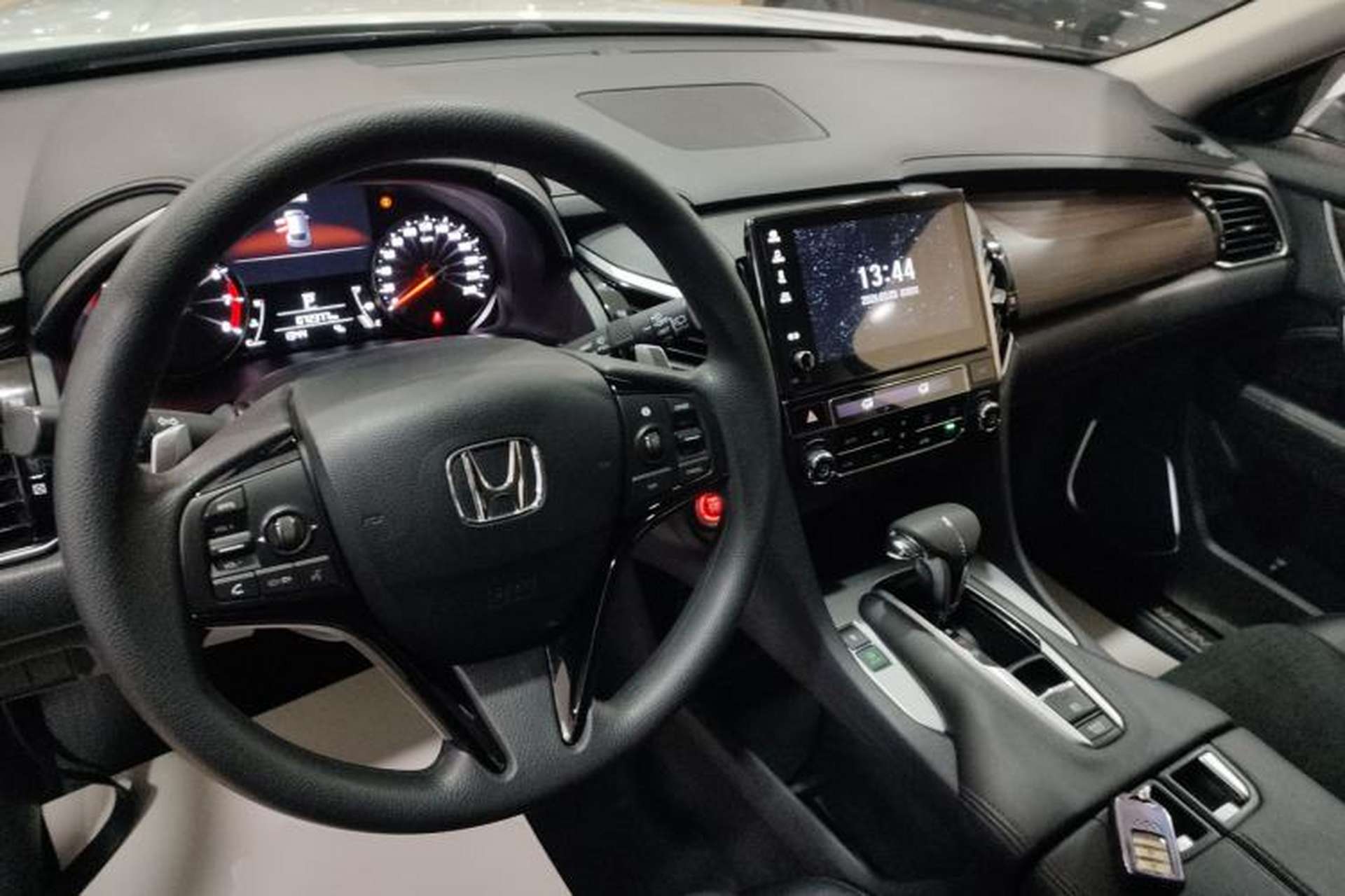 Used Honda Avancier 2017 240TURBO Two-Wheel Drive Elite Edition Center Console