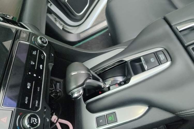 Used Honda Avancier 2017 240TURBO Two-Wheel Drive Premium Edition Gear Lever