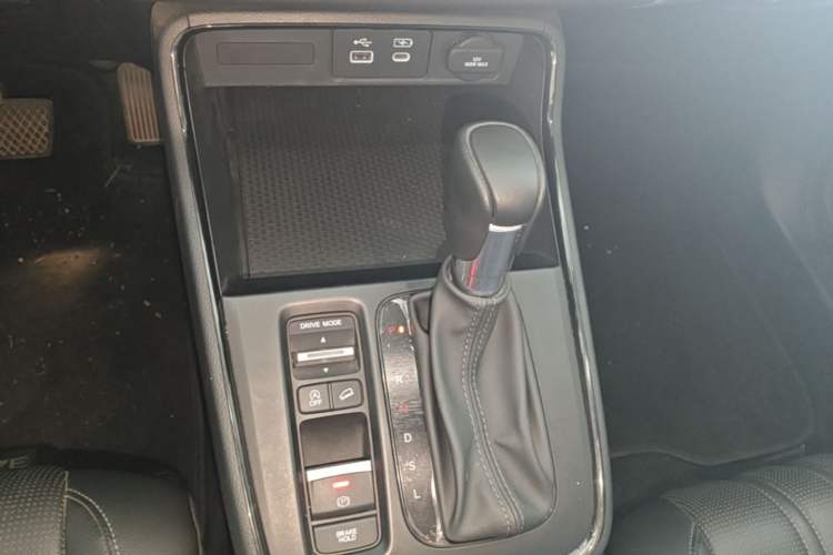 Used Honda Breeze 2023 240TURBO Two-Wheel-Drive Luxury PRO 7-Seater Gear Lever