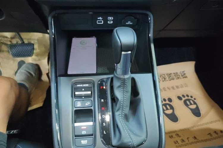 Used Honda Breeze 2023 240TURBO Two-Wheel-Drive Luxury PRO 7-Seater Gear Lever
