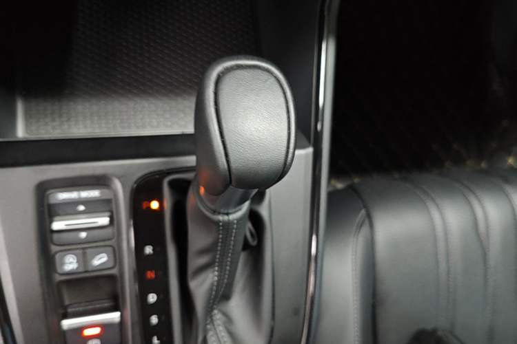Used Honda Breeze 2023 240TURBO Two-Wheel-Drive Luxury PRO 7-Seater Gear Lever
