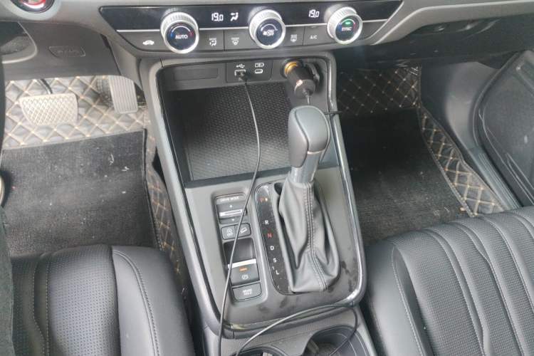 Used Honda Breeze 2023 240TURBO Two-Wheel-Drive Luxury Edition 5 Seats Gear Lever