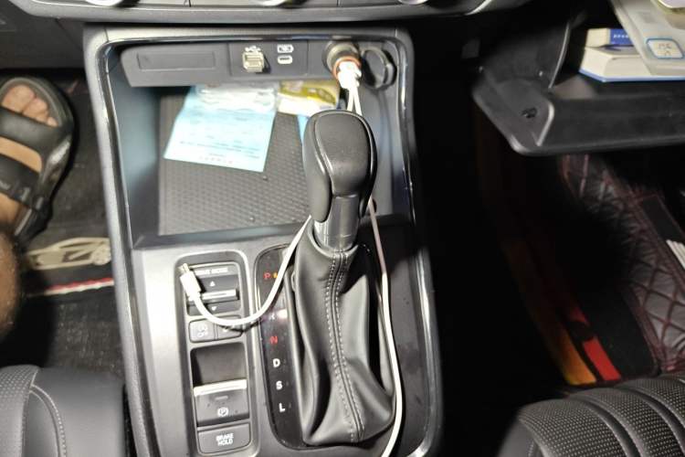 Used Honda Breeze 2023 240TURBO Two-Wheel-Drive Elite PRO 7-Seater Gear Lever