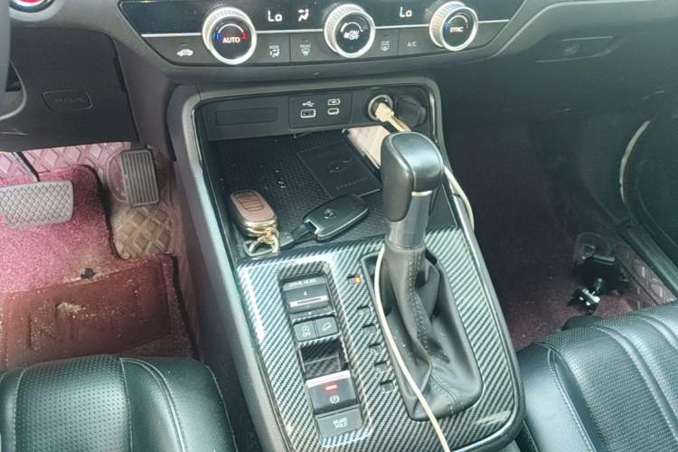 Used Honda Breeze 2023 240TURBO Two-Wheel-Drive Luxury PRO 7-Seater Gear Lever