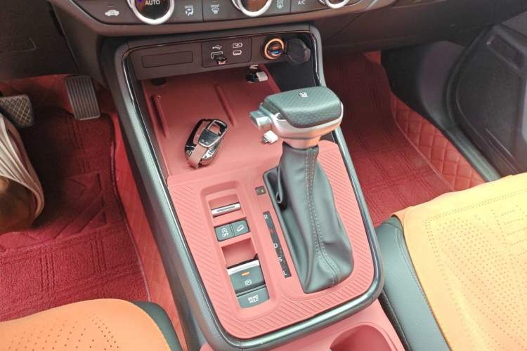 Used Honda Breeze 2023 240TURBO Two-Wheel-Drive Luxury PRO 7-Seater Gear Lever