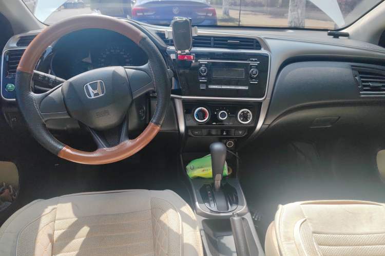 Used Honda City 2015 1.5L CVT Luxury Edition Center Console