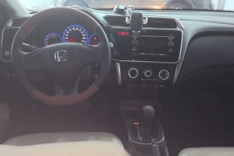 Used Honda City 2015 1.5L CVT Luxury Edition Center Console
