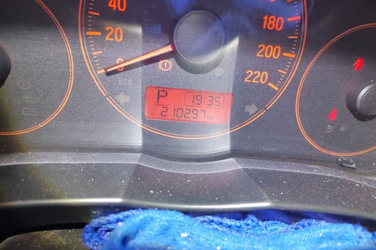 Used Honda City 2015 1.5L CVT Comfort Version Odometer Close Up