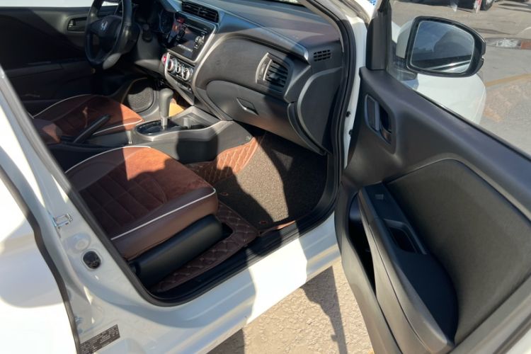 Used Honda City 2017 1.5L CVT Luxury Edition Interior 4