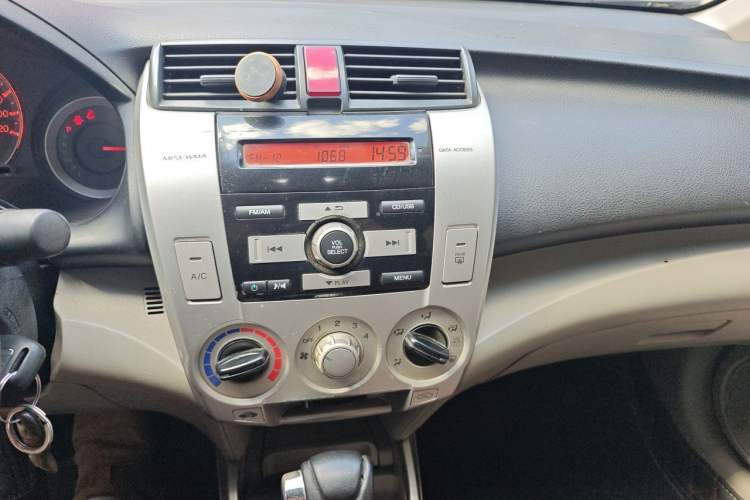 Used Honda City Classic 2008 1.5L Automatic Elite Edition Audio And AC Panel