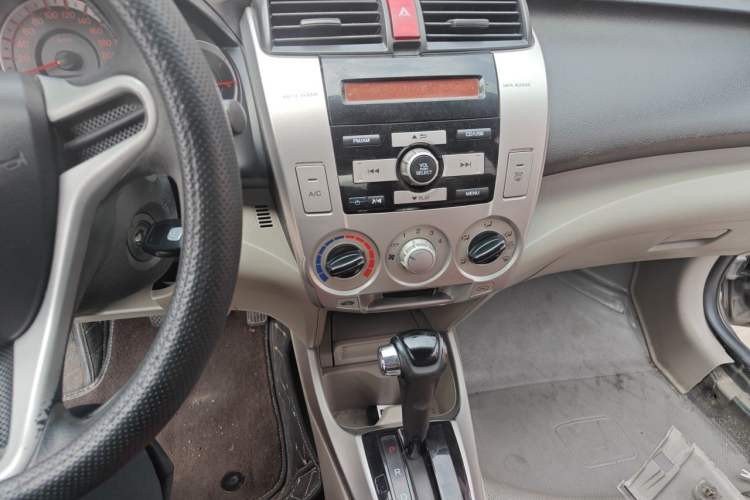 Used Honda City Classic 2011 1.5L Automatic Elite Edition Audio And AC Panel